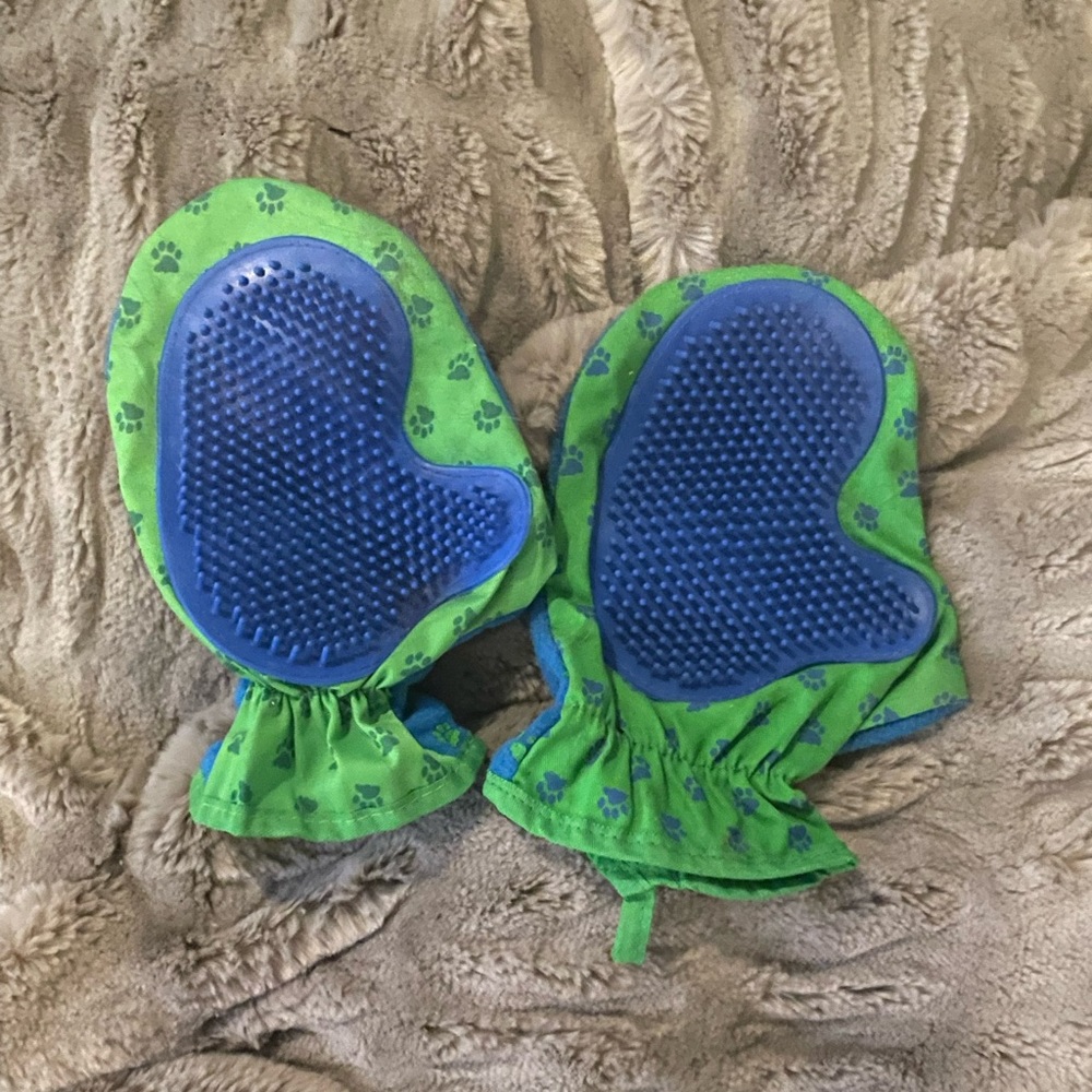 NWOT Petco blue & green pet glove brushes